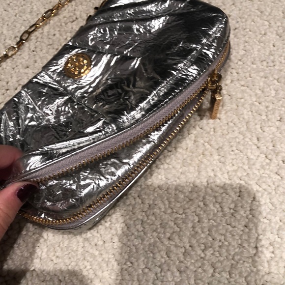 Tory Burch metallic purse!! *EXCELLENT CONDITION* - Picture 2 of 5